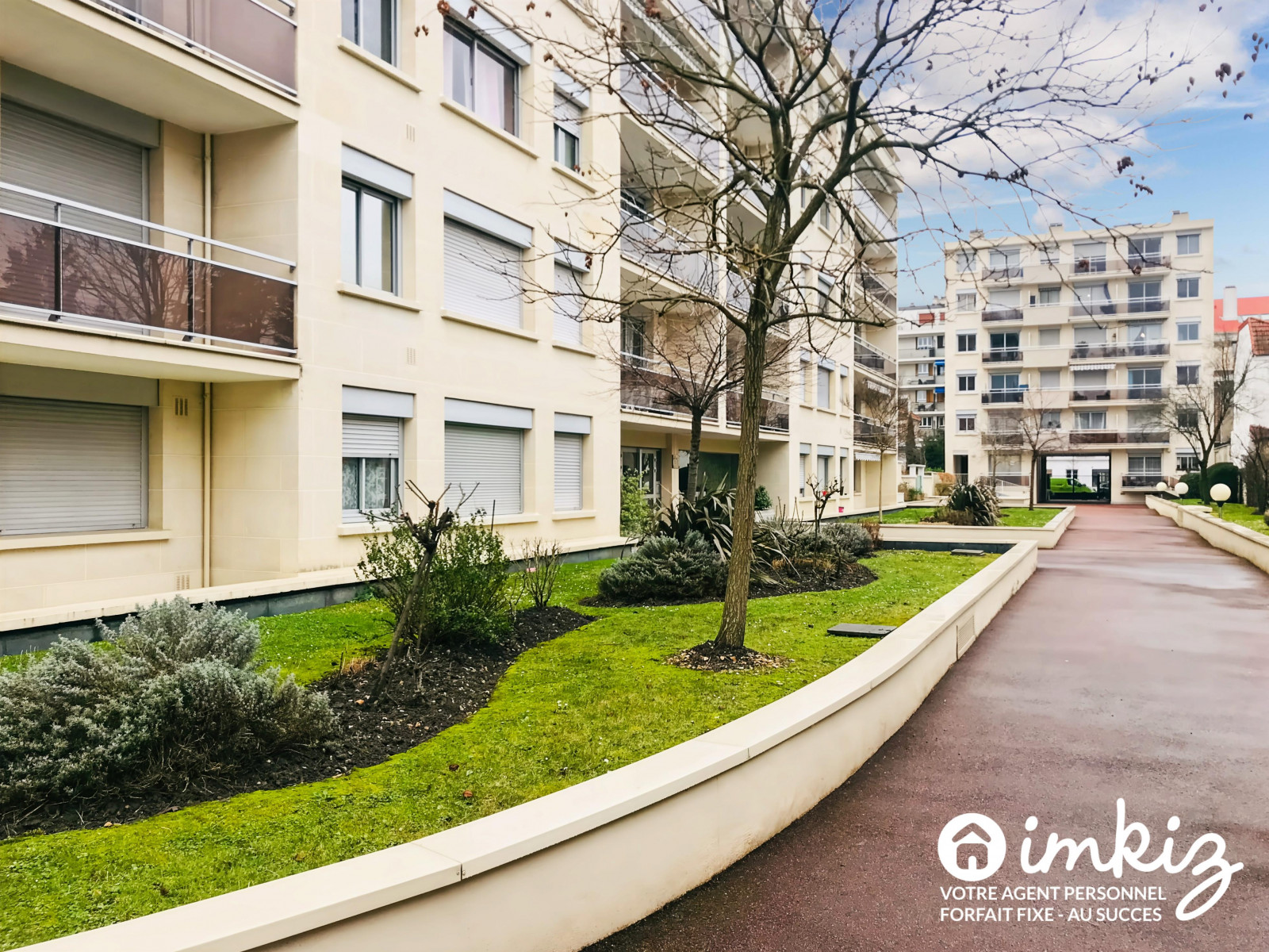 
                                                Vente
                                                 Au pied de la mairie et du RER A