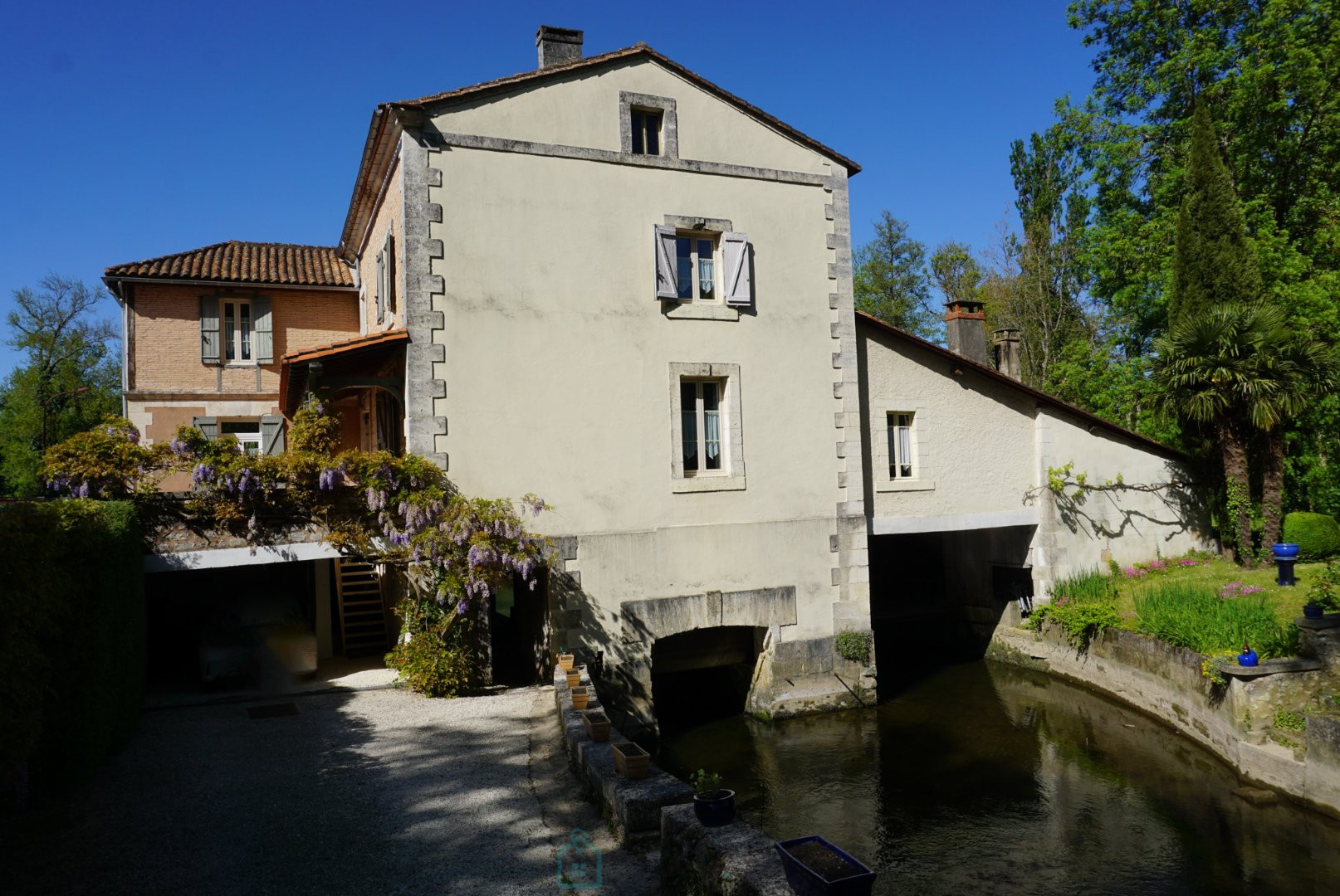 
                                                Vente
                                                 Authentique moulin à eau du XIXe siècle avec sa roue à aubes. 