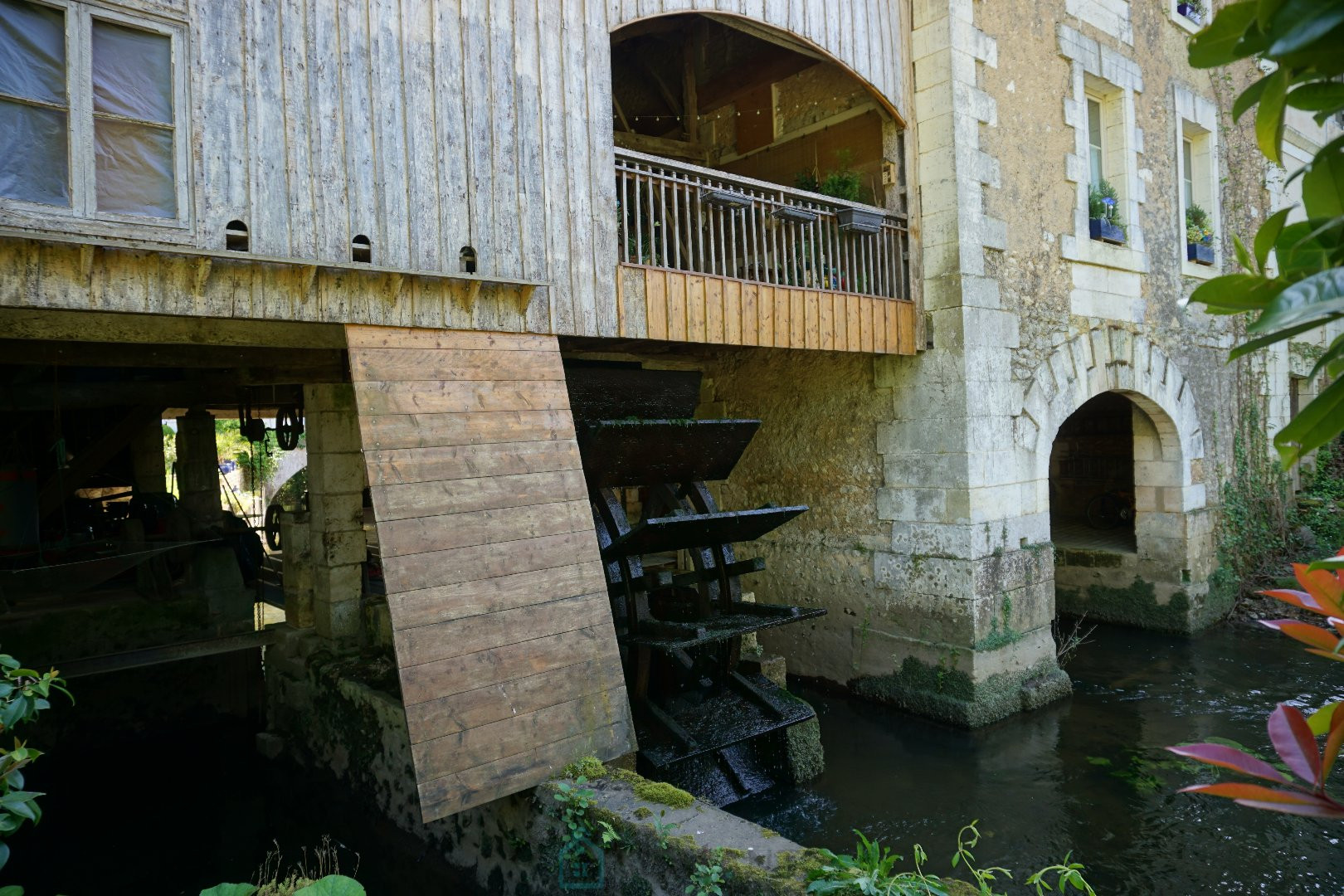 
                                                Vente
                                                 Authentique moulin à eau du XIXe siècle avec sa roue à aubes. 