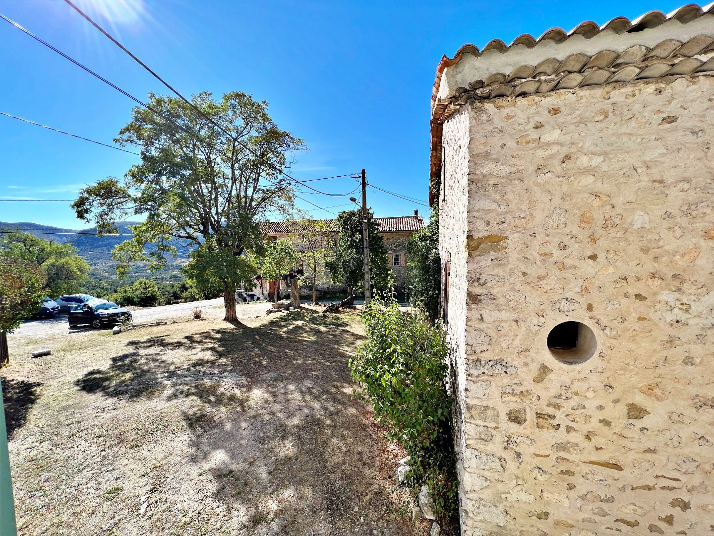 
                                                Vente
                                                 Bargeme , haut Var  maison de village mitoyenne  , 64 M2 , 2 chambres , T3 , garage atelier 