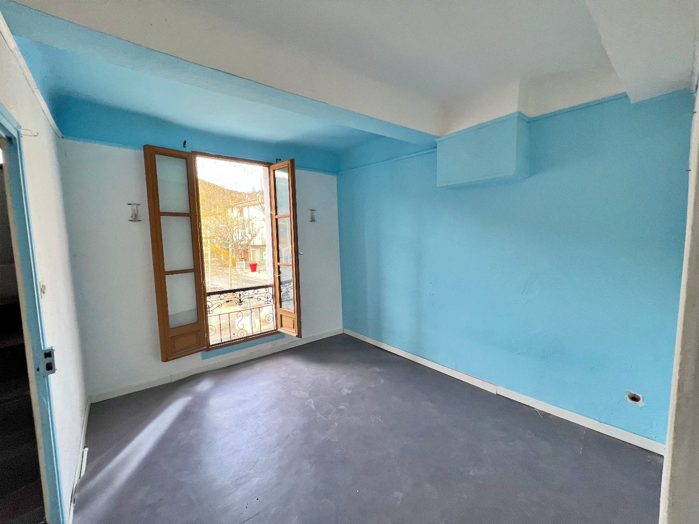 
                                                Vente
                                                 Barrême , immeuble , local commercial , appartemeet 200 M2 