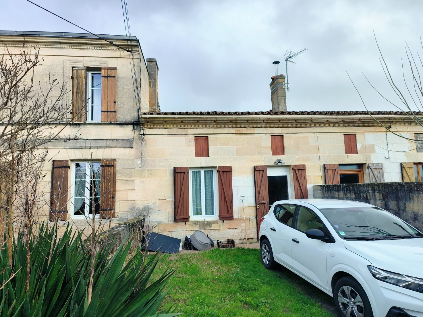 
                                                Vente
                                                 Bâtisse avec deux maison et jardins LANSAC