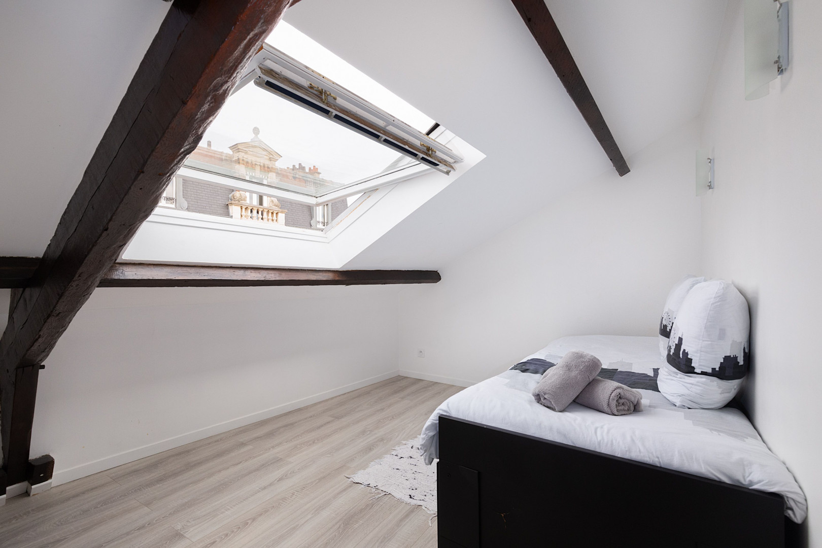 
                                                Location
                                                 Beau Duplex, St Denis Centre (10 min Paris métro) (loyer tout inclus)