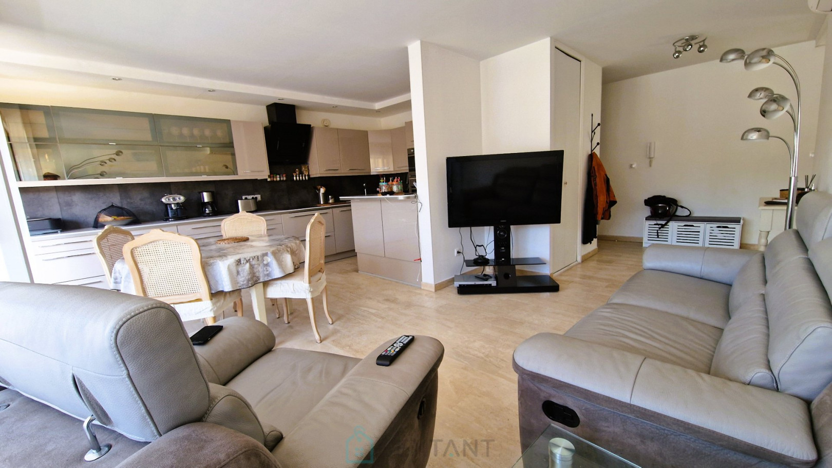 
                                                Vente
                                                 Bel appartement 3 pièces - 72 m² - Terrasse - Balcons - Piscine - 300m de la mer