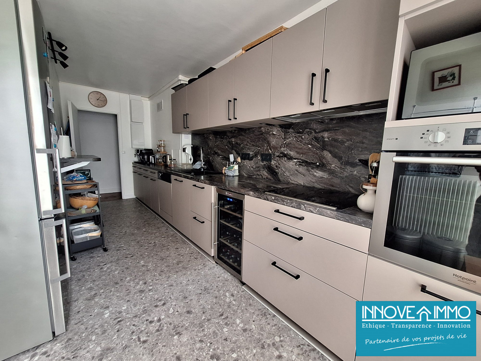 
                                                Vente
                                                 Bel appartement avec 3 chambres, en excellent état et très bon