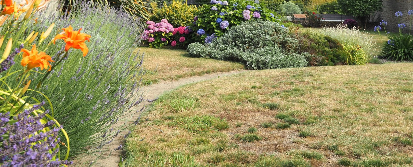 
                                                Vente
                                                 Belle demeure en pierres avec volume, luminosité, beau jardin aménagé