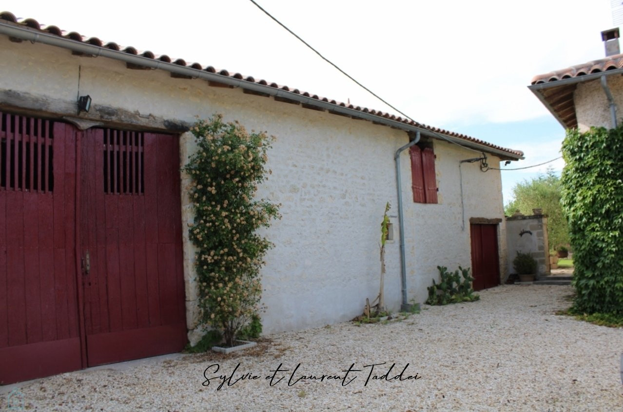 
                                                Vente
                                                 BELLE LONGERE CHARENTAISE DE PLAIN PIED, AU CALME ET SANS VIS A VIS