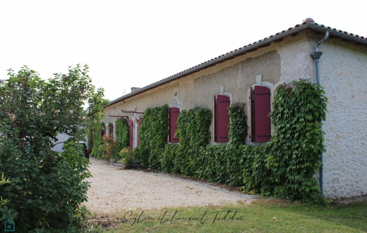 
                                                Vente
                                                 BELLE LONGERE CHARENTAISE DE PLAIN PIED, AU CALME ET SANS VIS A VIS