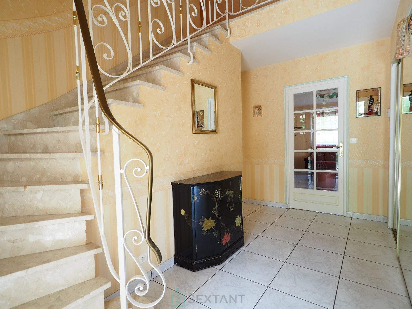 
                                                Vente
                                                 Belle maison 198 m² sur-sous sol complet Terrain 1890 m² 