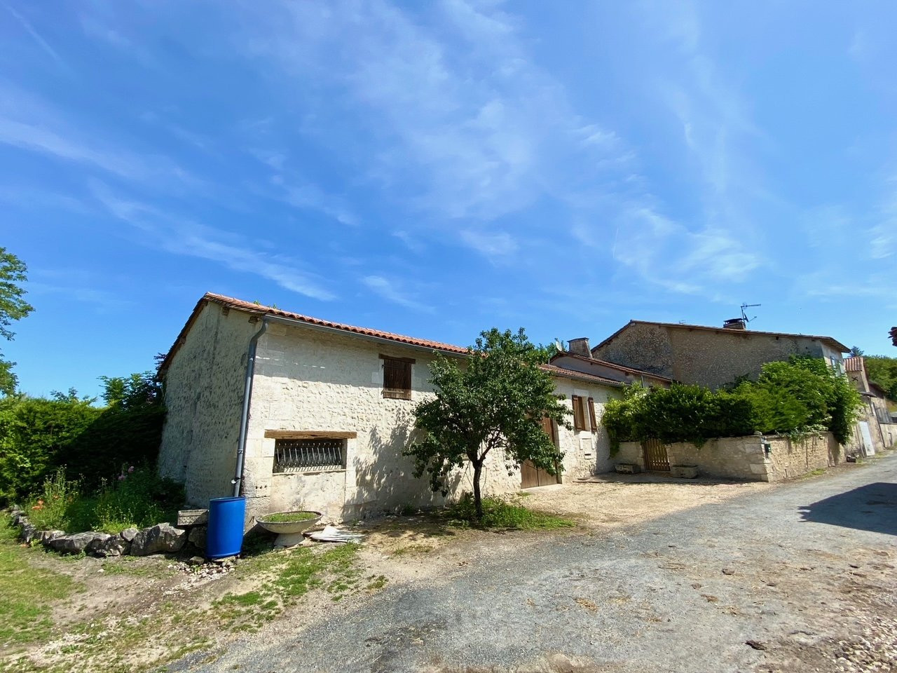 
                                                Vente
                                                 Belle maison ancienne, caractère, bon état d'entretien, superbes cheminées, 6 chambres, piscine, potentiel, piscine,grange et garage, terrain facile d'entretien, proche commodités.