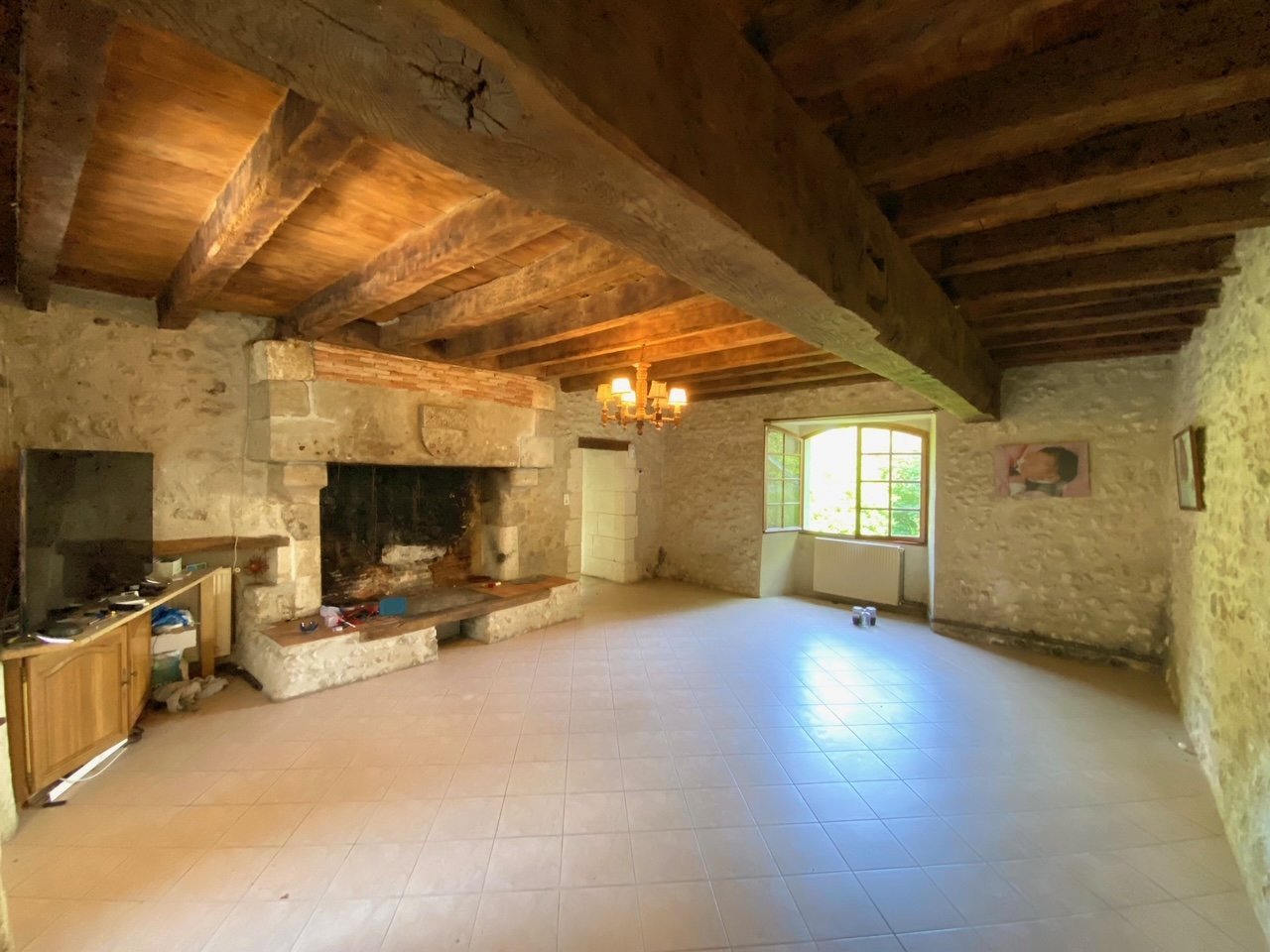 
                                                Vente
                                                 Belle maison ancienne, caractère, bon état d'entretien, superbes cheminées, 6 chambres, piscine, potentiel, piscine,grange et garage, terrain facile d'entretien, proche commodités.