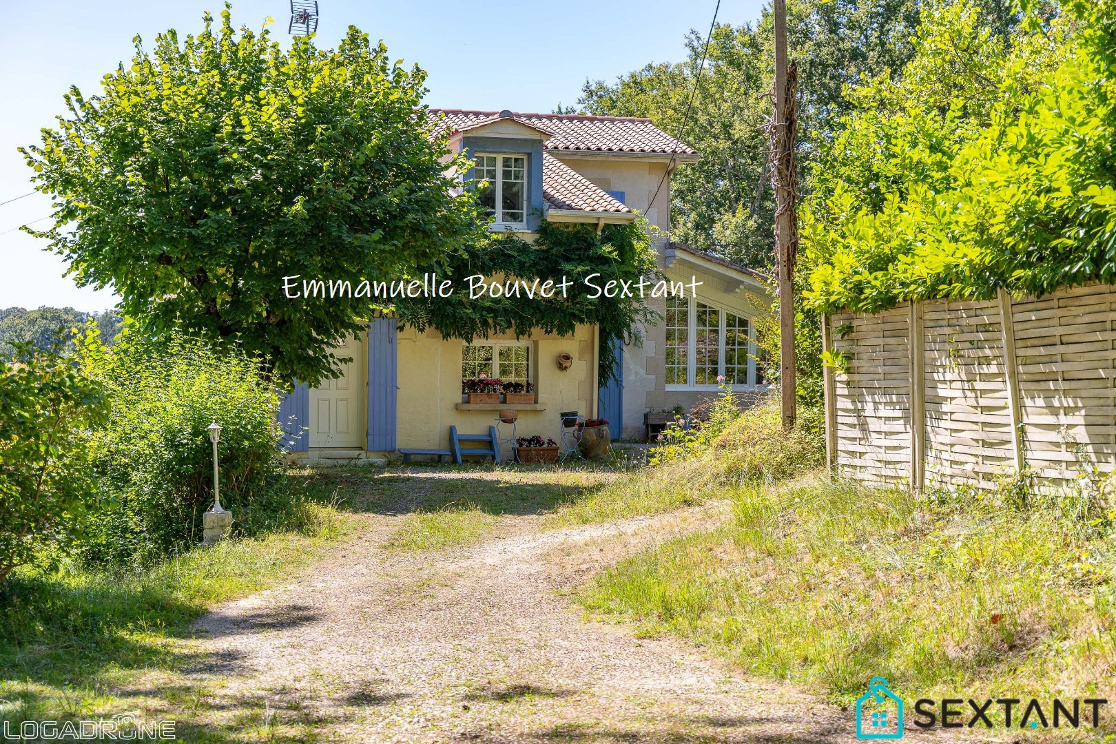 
                                                Vente
                                                 BERGERAC EST, grande maison en pierres sans aucun vis à vis, vue dégagée panoramique sur la campagne, 5 chambres, beaux volumes, piscine, triple garage, atelier, 7000 m2