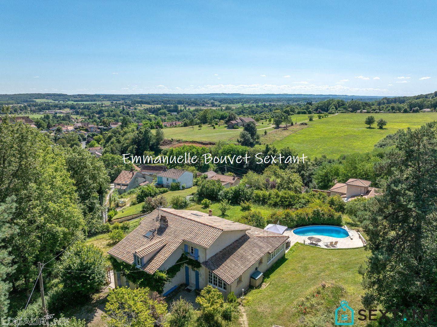 
                                                Vente
                                                 BERGERAC EST, grande maison en pierres sans aucun vis à vis, vue dégagée panoramique sur la campagne, 5 chambres, beaux volumes, piscine, triple garage, atelier, 7000 m2