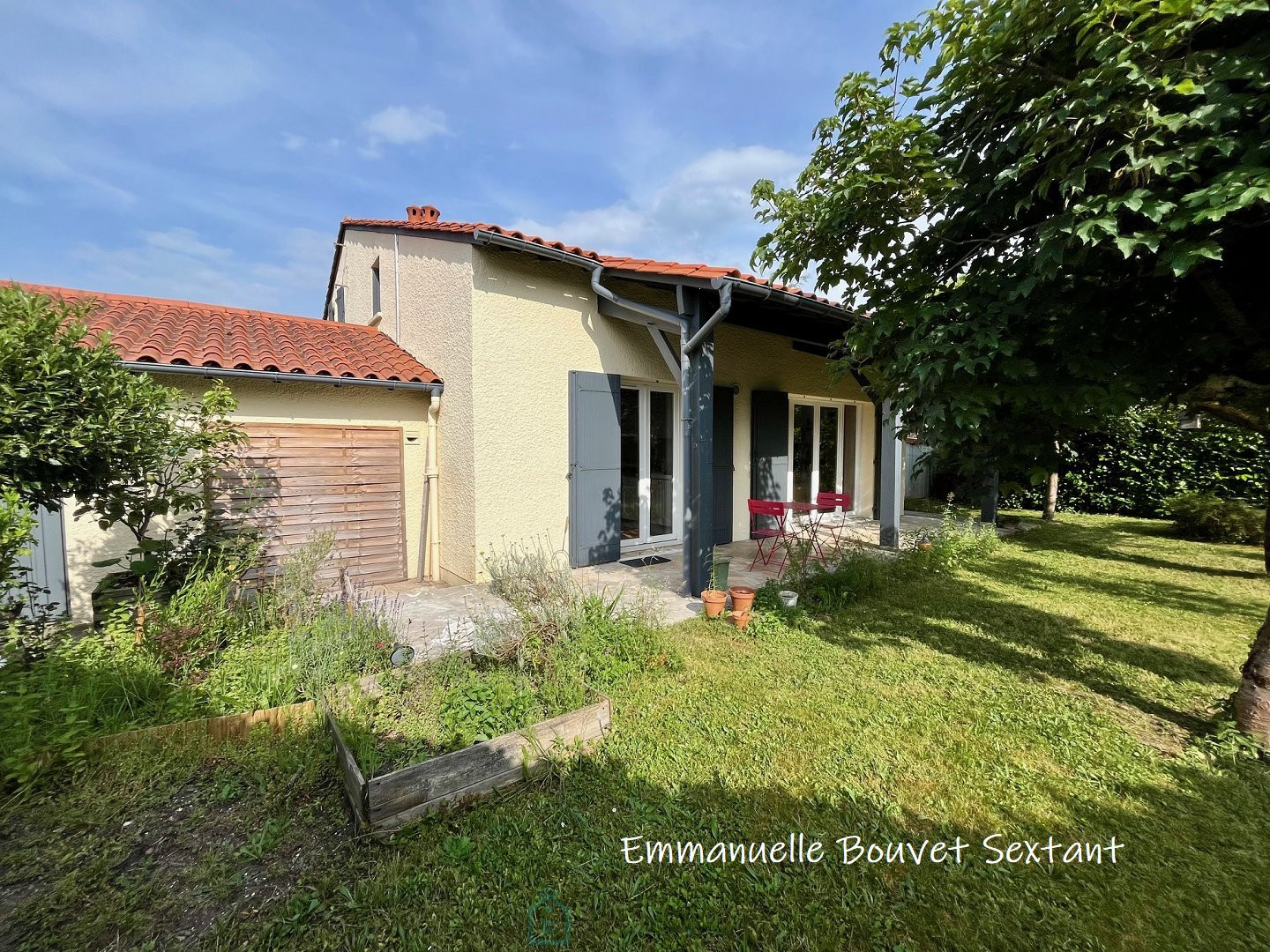 
                                                Vente
                                                 Bergerac, maison à étage avec vie de plain-pied, 4 chambres, garage, jardin arboré et clos, terrasse couverte.