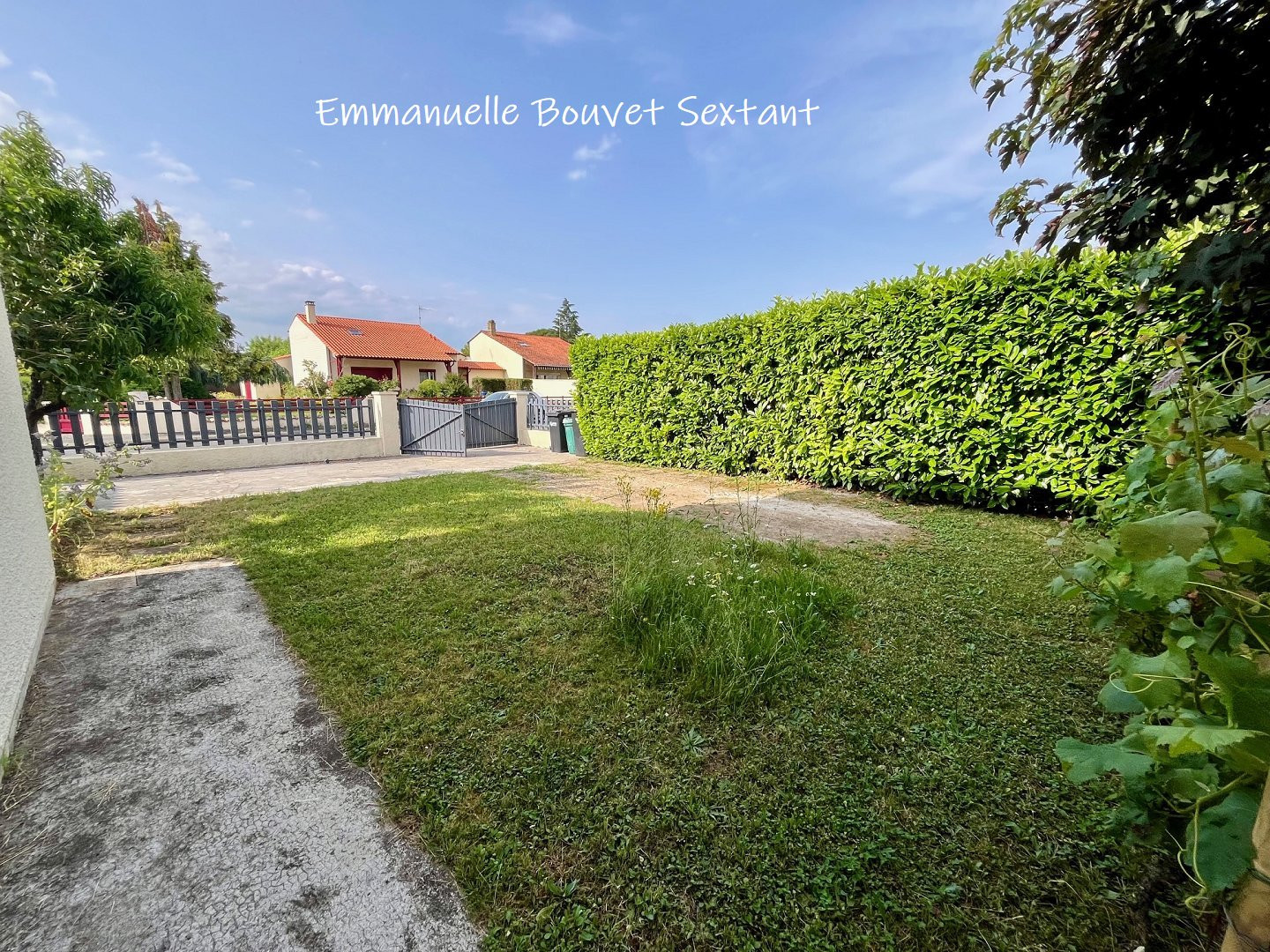 
                                                Vente
                                                 Bergerac, maison à étage avec vie de plain-pied, 4 chambres, garage, jardin arboré et clos, terrasse couverte.