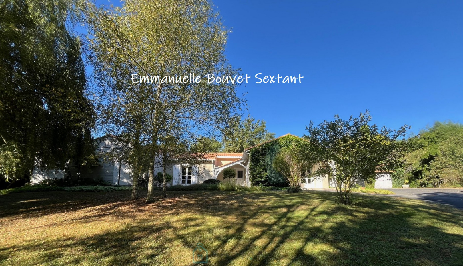 
                                                Vente
                                                 Bergerac ouest, belle maison contemporaine de plain-pied, 5 à 6 chambres, 3 salles d'eau, séjour double, bureau/atelier, garage, spa, terrain arboré et paysagé, environnement calme