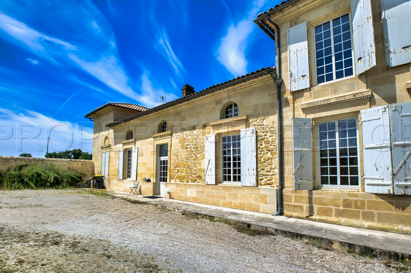 
                                                Vente
                                                 BORDEAUX PROPRIETE 1300 M² EVENEMENTIEL 6,4 HA