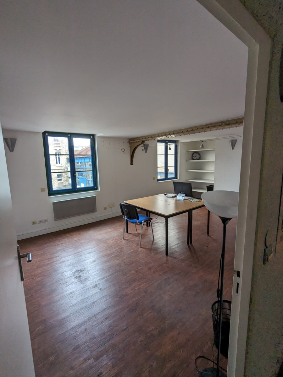 
                                                Location
                                                 Bureau 20m² (2 dispos) + stockage