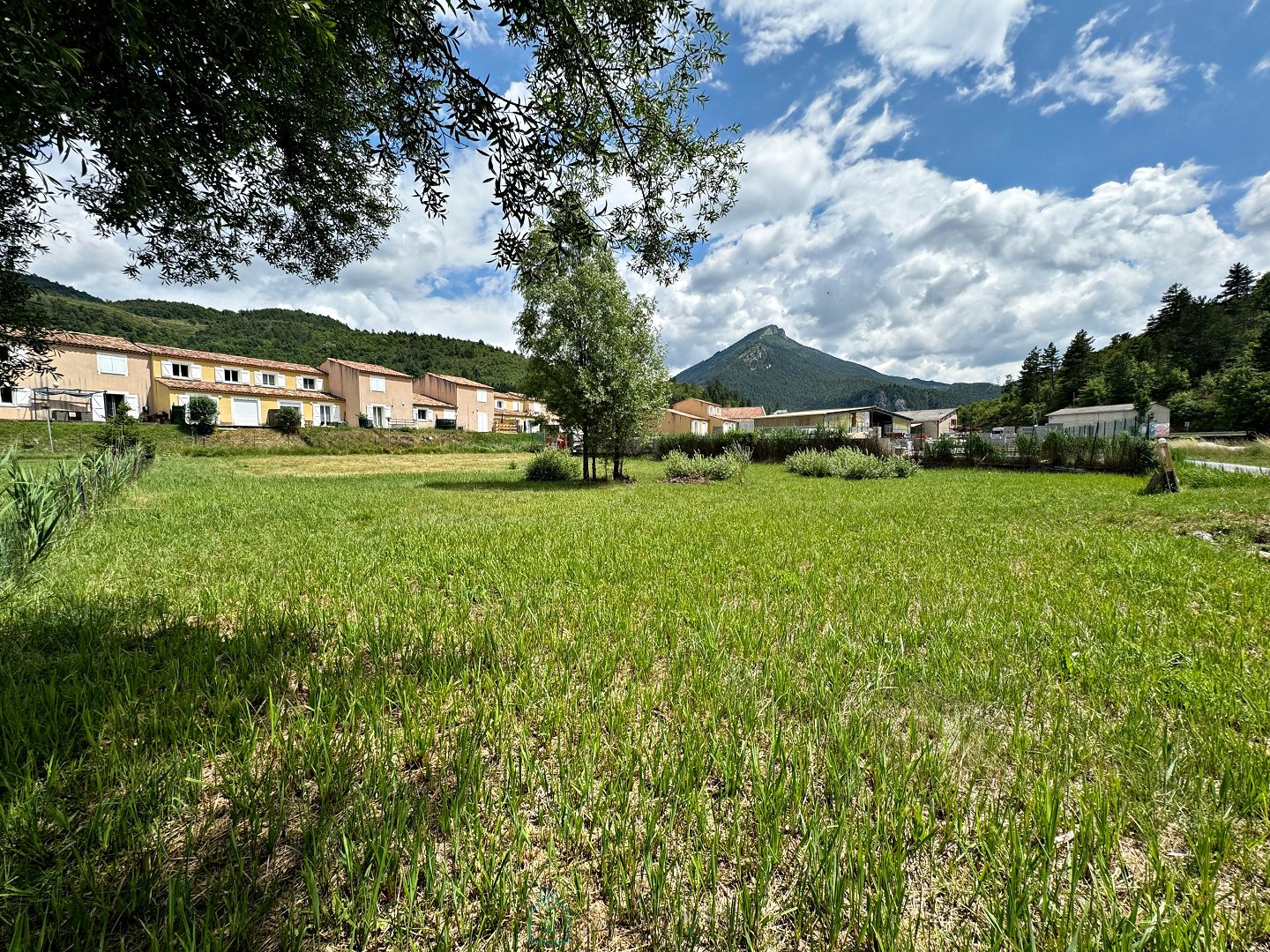 
                                                Vente
                                                 Castellane ,Gorges du Verdon  ,  terrain 1442 M2 , permis de construire accepté ,proche du centre du village 