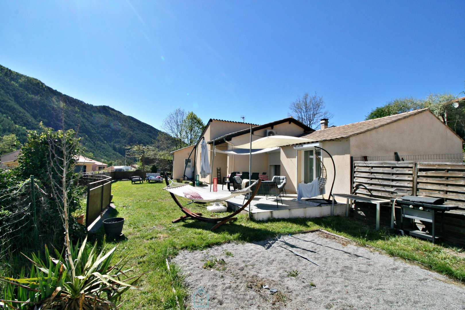 
                                                Vente
                                                 Castellane , Une maison 94 M2, 4 chambres , T5 , 480 M2 de terrain , garage 20 M2