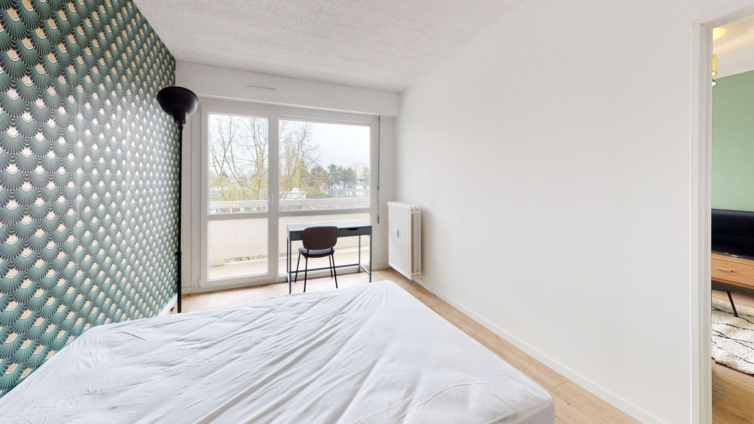 
                                                Colocation
                                                 Chambre dans un beau 3 piéces meublé et rénové avec balcon