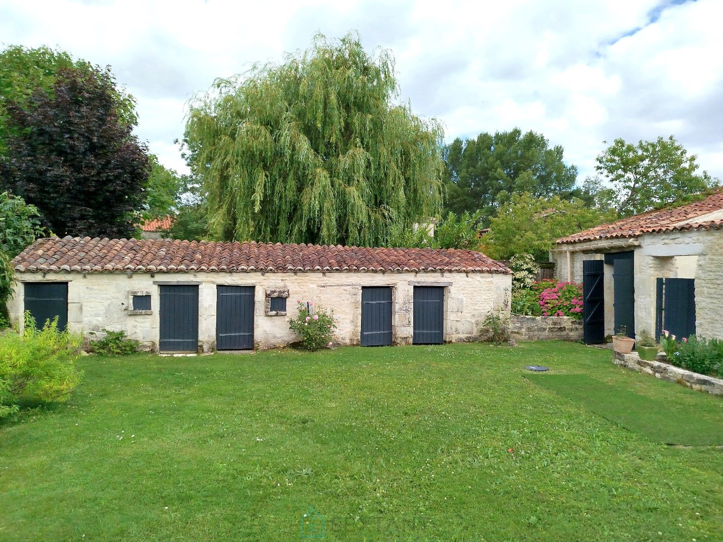 
                                                Vente
                                                 CHARENTAISE 284M² - 6 CHAMBRES - PISCINE - JARDIN - 2825M²