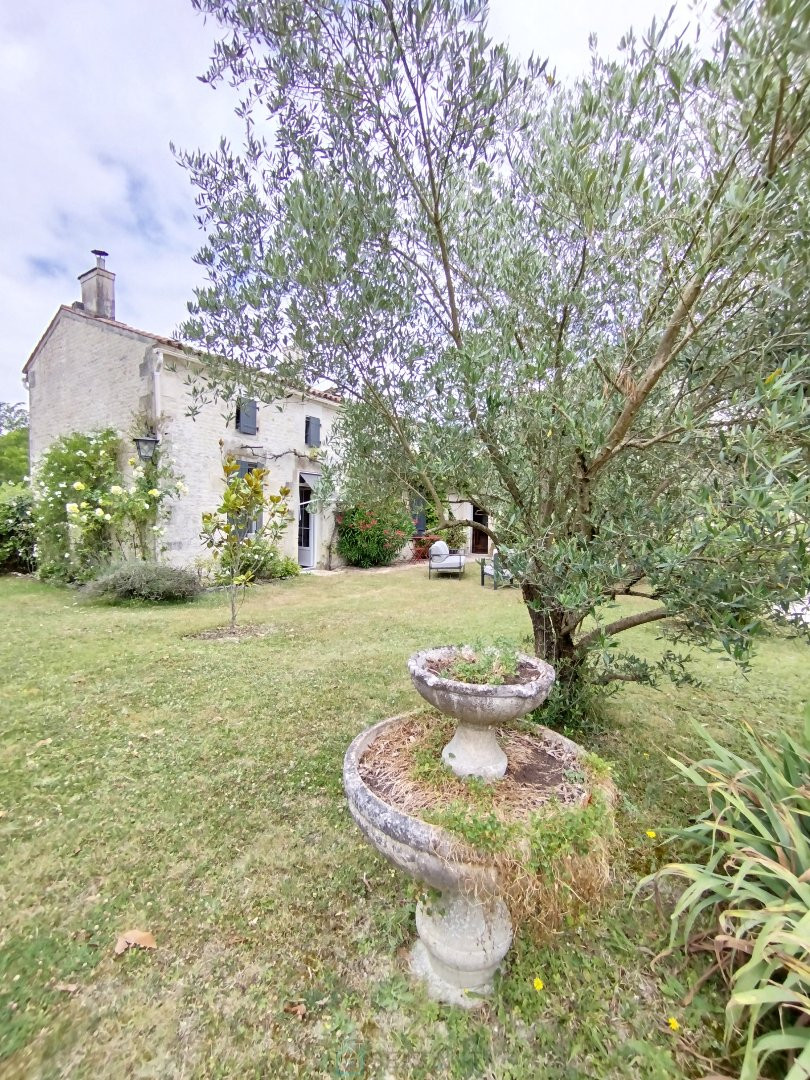 
                                                Vente
                                                 CHARENTAISE 284M² - 6 CHAMBRES - PISCINE - JARDIN - 2825M²