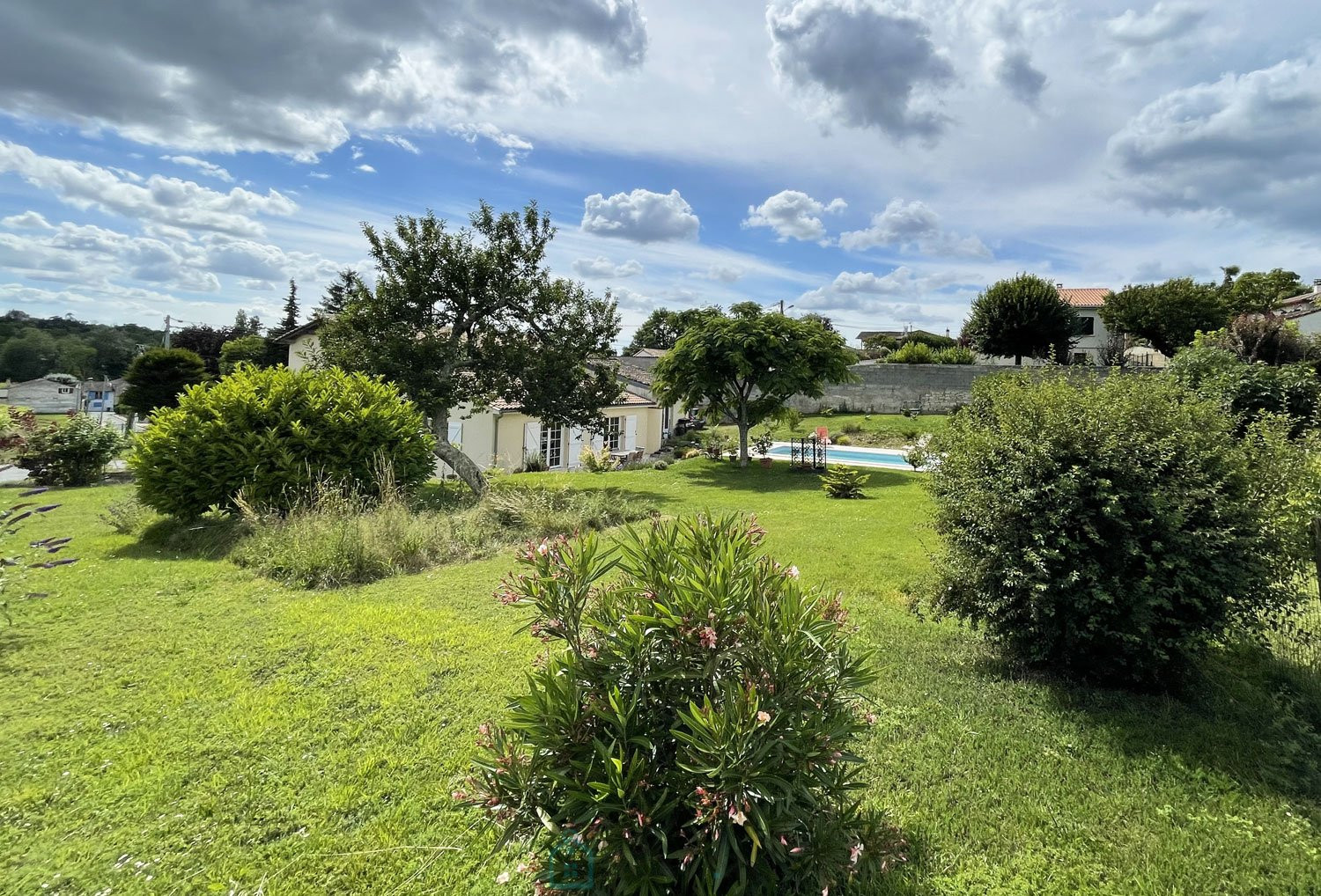 
                                                Vente
                                                 CHARENTAISE DE 165,5 M² SUR UNE PARCELLE DE 1 180 M² AVEC PISCINE ET GARAGE