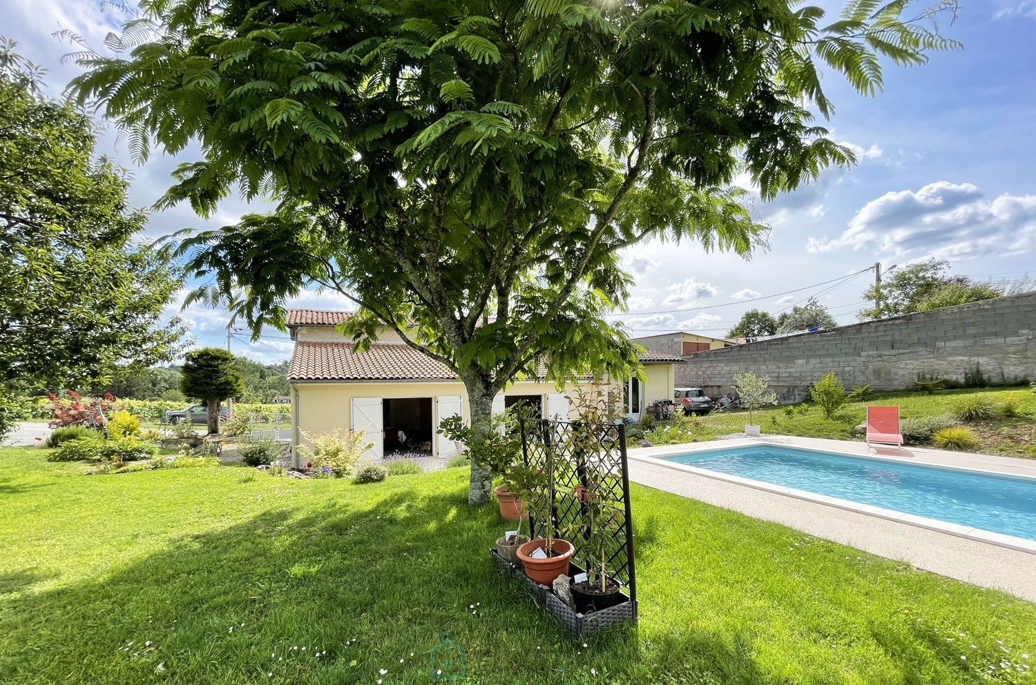 
                                                Vente
                                                 CHARENTAISE DE 165,5 M² SUR UNE PARCELLE DE 1 180 M² AVEC PISCINE ET GARAGE