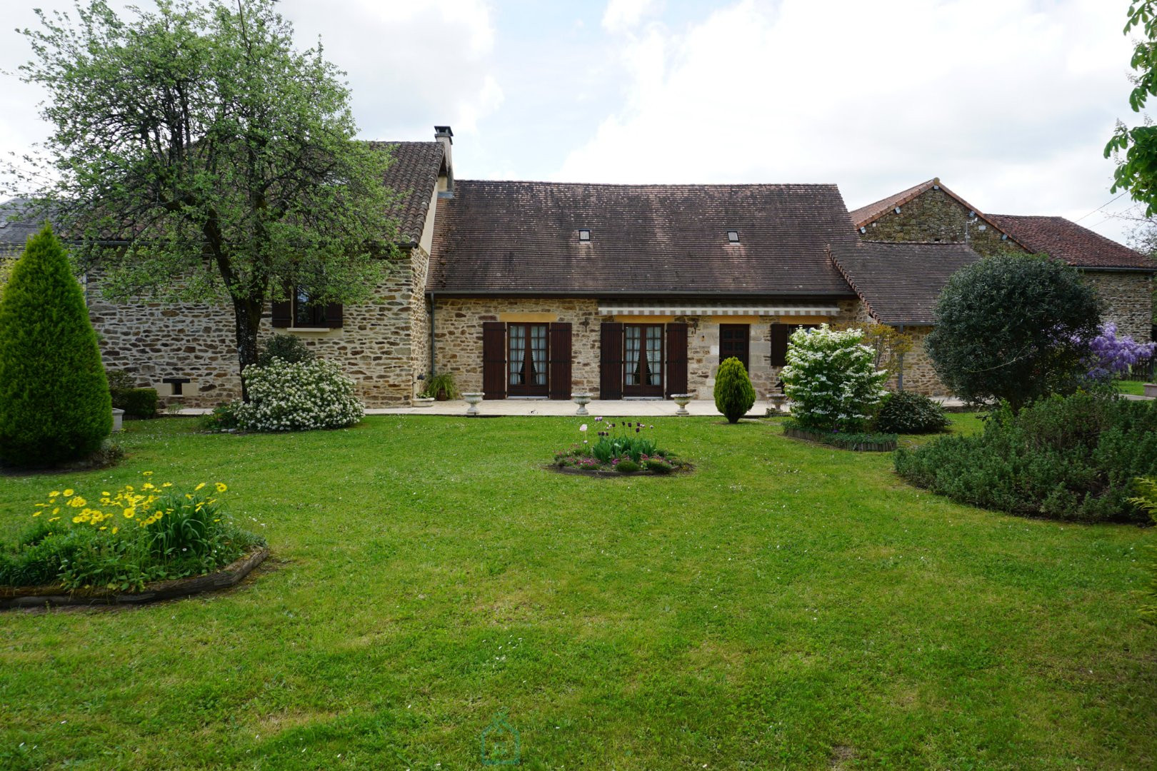 
                                                Vente
                                                 Charmant corps de ferme situé au coeur du paisible et pittoresque paysage du Périgord Vert. 