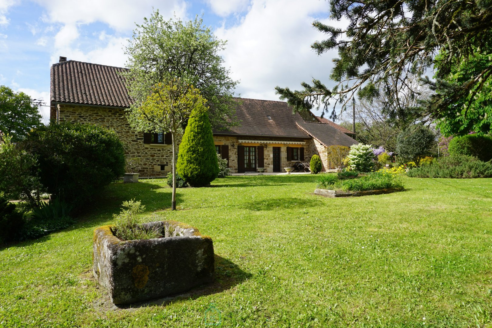 
                                                Vente
                                                 Charmant corps de ferme situé au coeur du paisible et pittoresque paysage du Périgord Vert. 