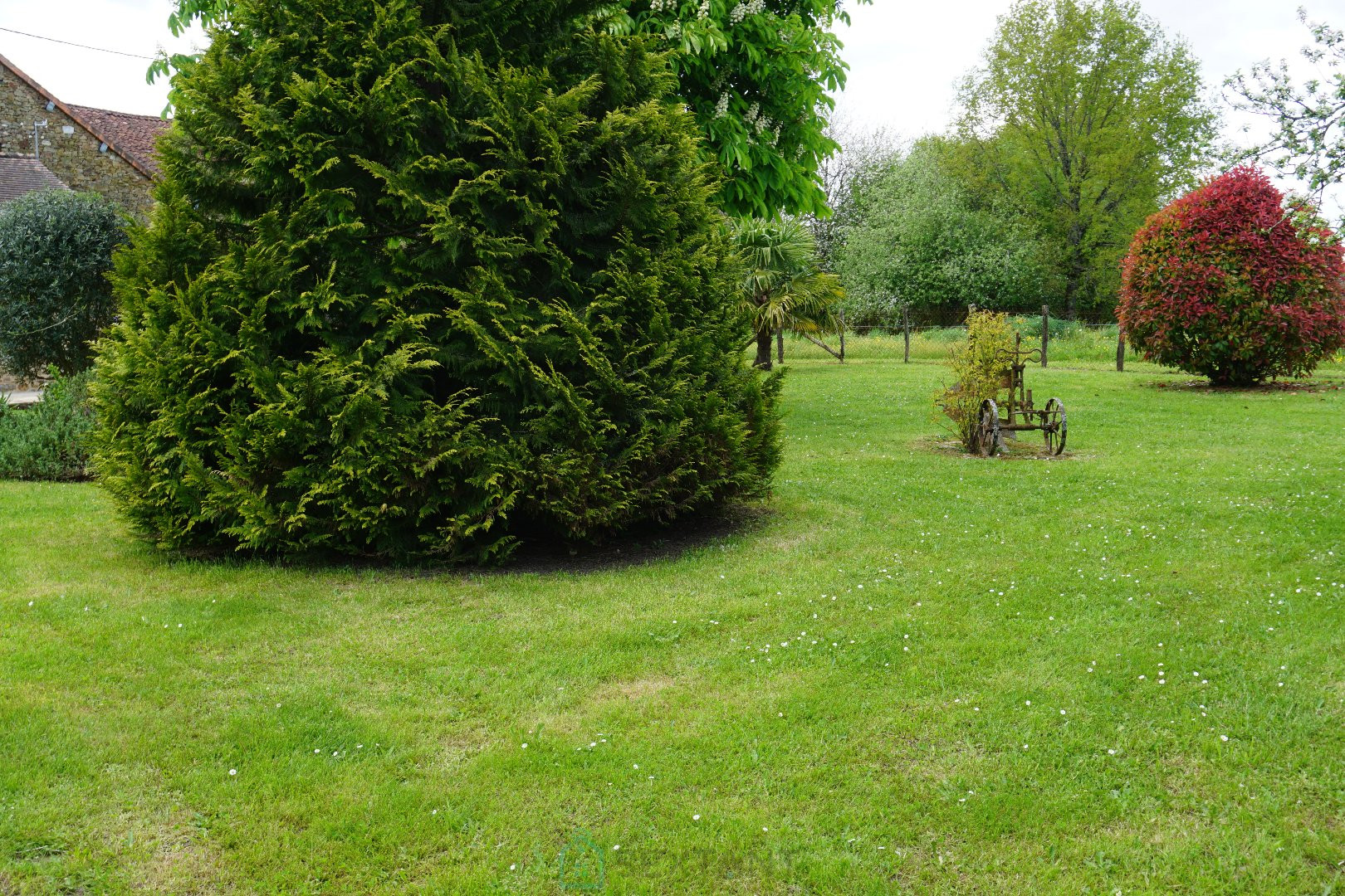 
                                                Vente
                                                 Charmant corps de ferme situé au coeur du paisible et pittoresque paysage du Périgord Vert. 