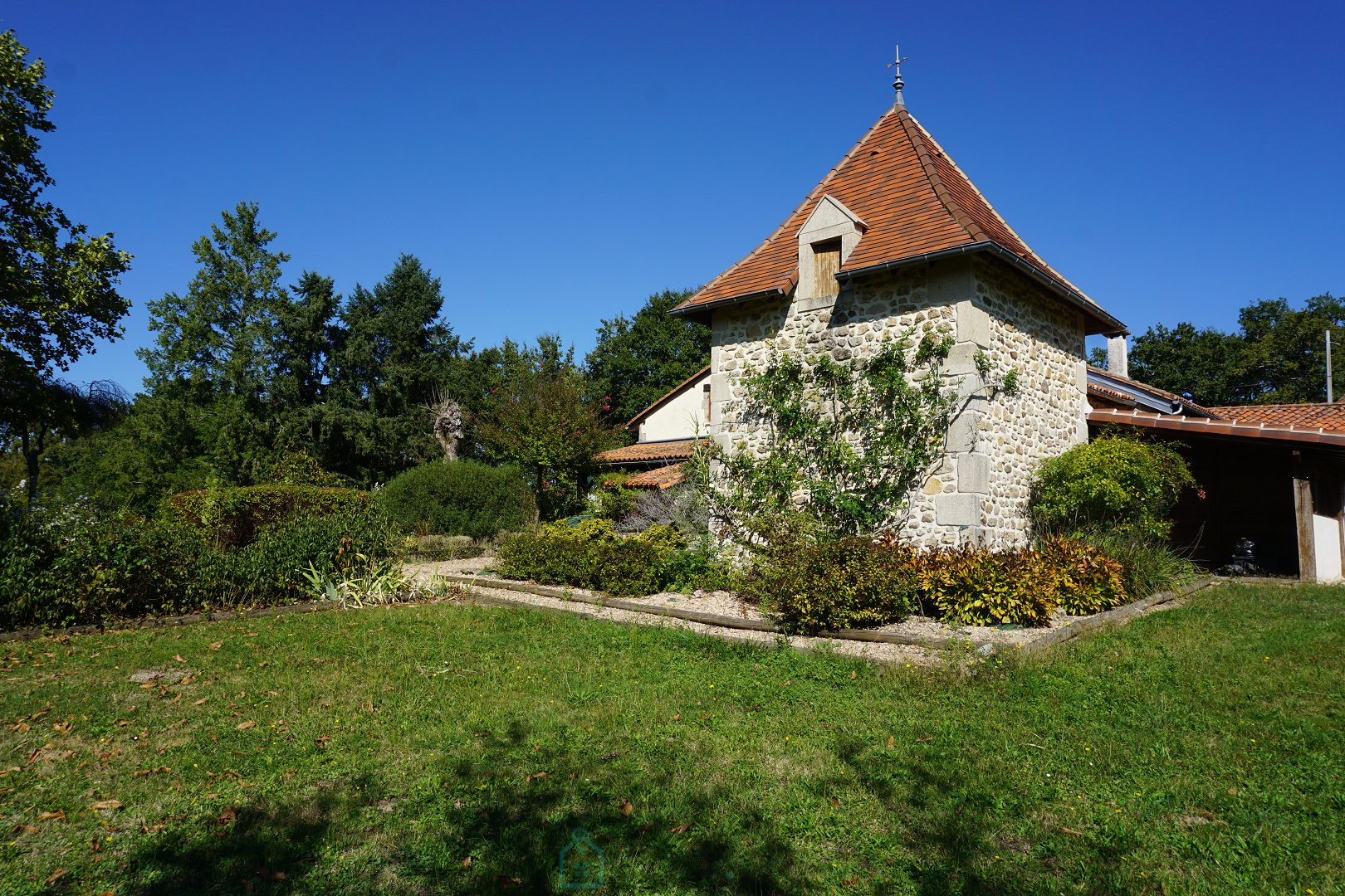 
                                                Vente
                                                 Charmant ensemble immobilier en pierre du XVIIIe siècle niché dans le parc naturel du Périgord vert. 