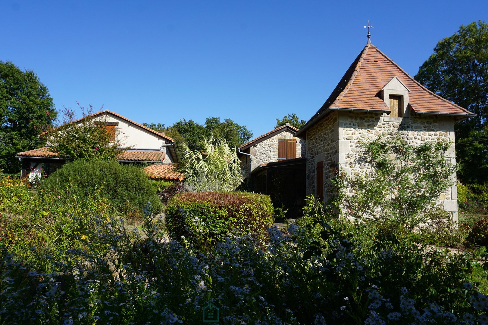 
                                                Vente
                                                 Charmant ensemble immobilier en pierre du XVIIIe siècle niché dans le parc naturel du Périgord vert. 