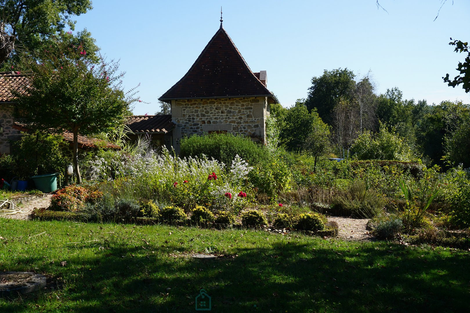 
                                                Vente
                                                 Charmant ensemble immobilier en pierre du XVIIIe siècle niché dans le parc naturel du Périgord vert. 