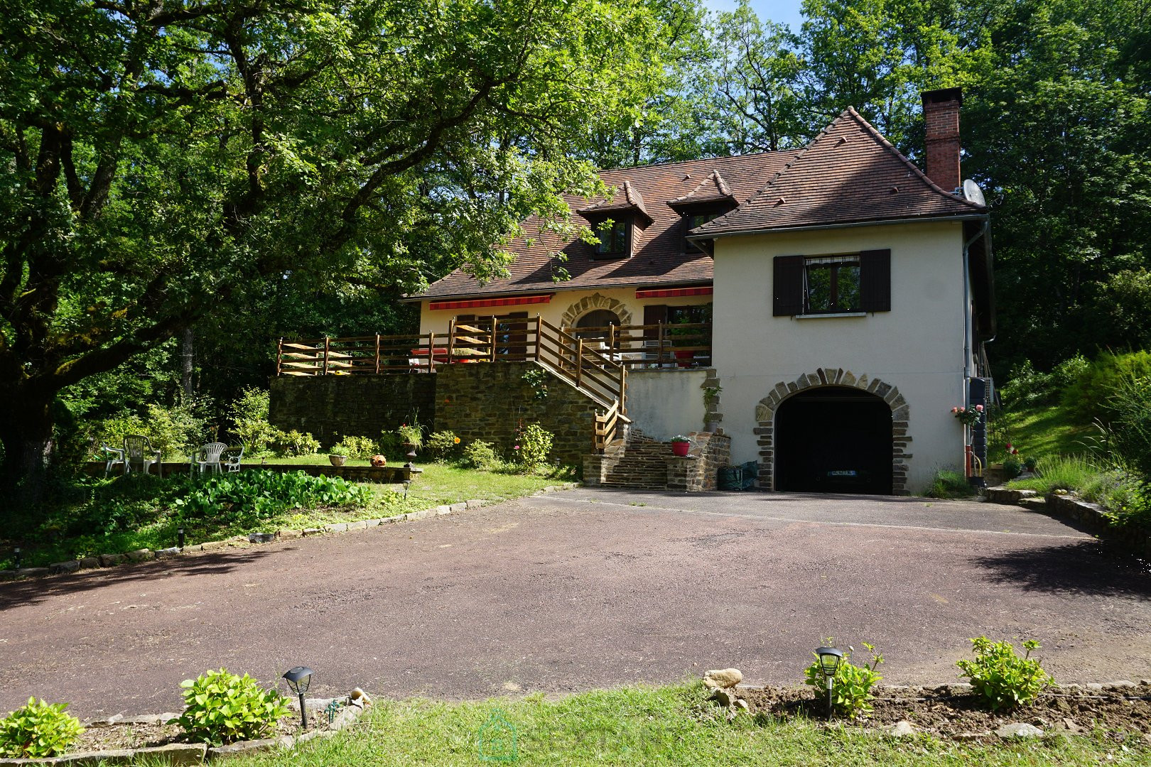 
                                                Vente
                                                 Charmante demeure Périgourdine nichée sur les hauteurs d'un village médieval. 