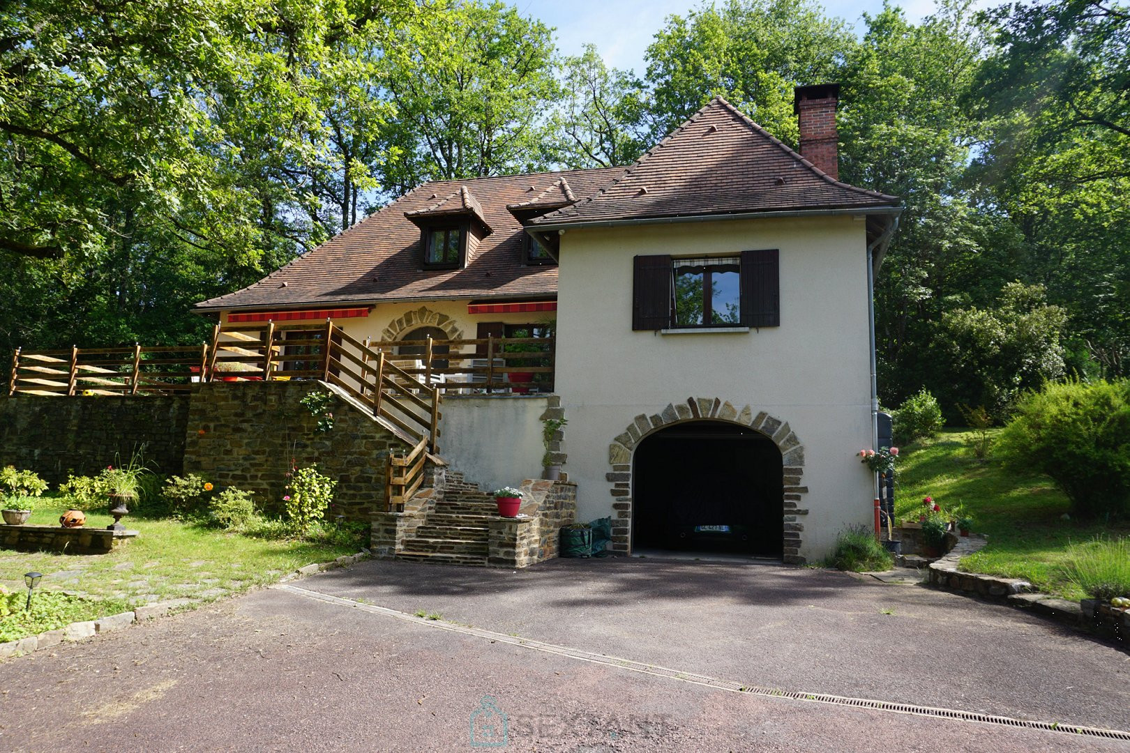 
                                                Vente
                                                 Charmante demeure Périgourdine nichée sur les hauteurs d'un village médieval. 