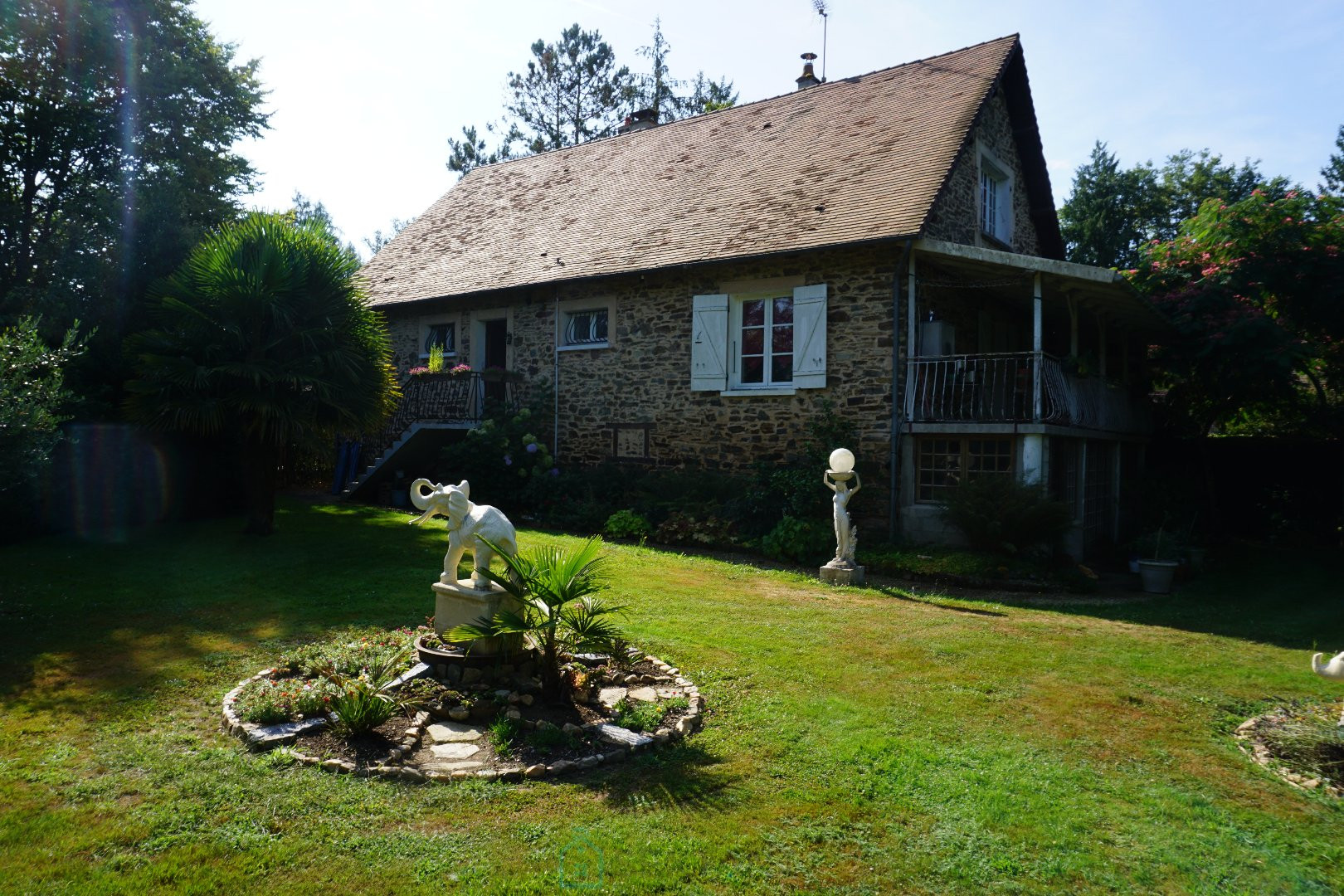 
                                                Vente
                                                 Charmante maison en pierre agrémentée d'un étang et bordée par une rivière. 