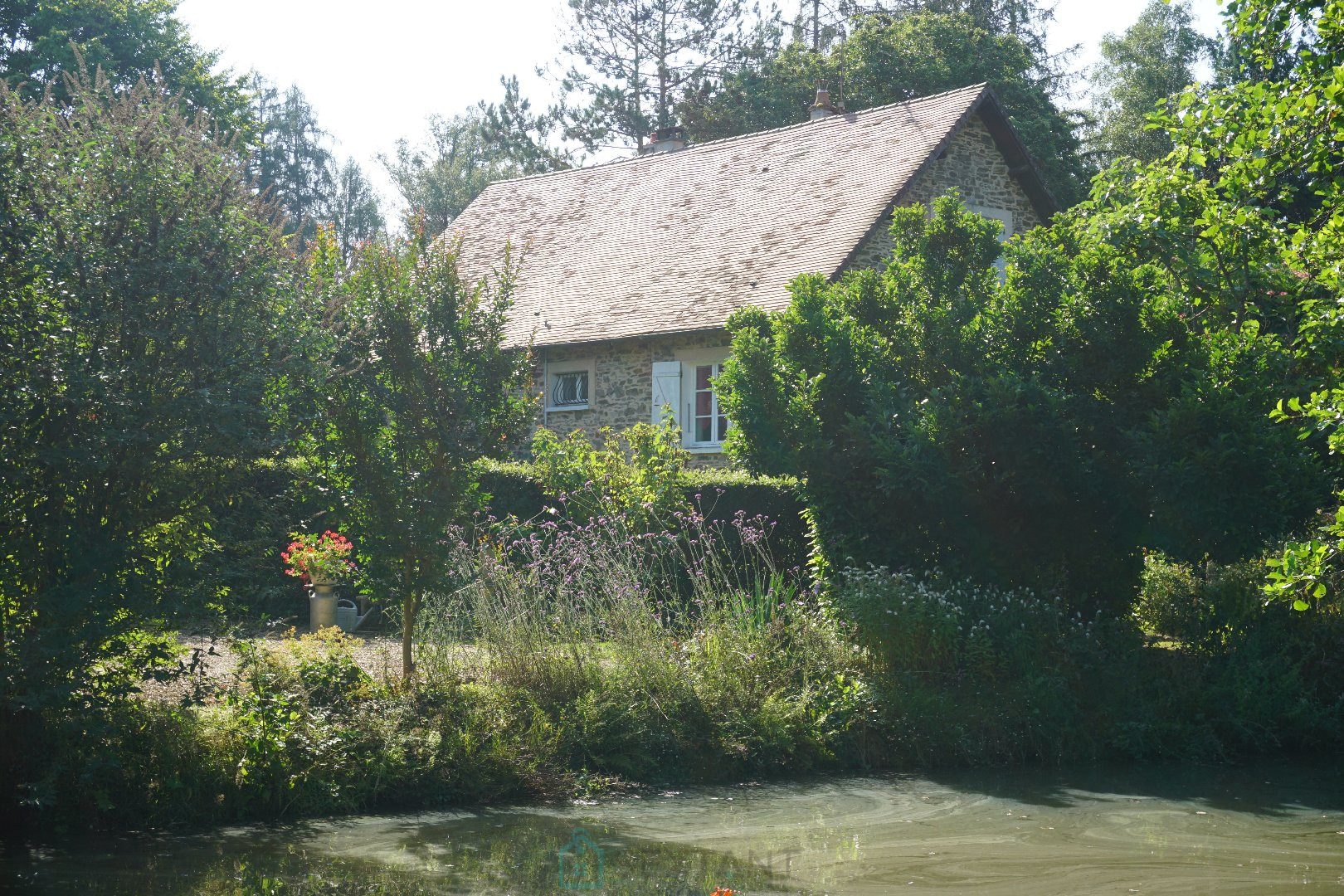 
                                                Vente
                                                 Charmante maison en pierre agrémentée d'un étang et bordée par une rivière. 