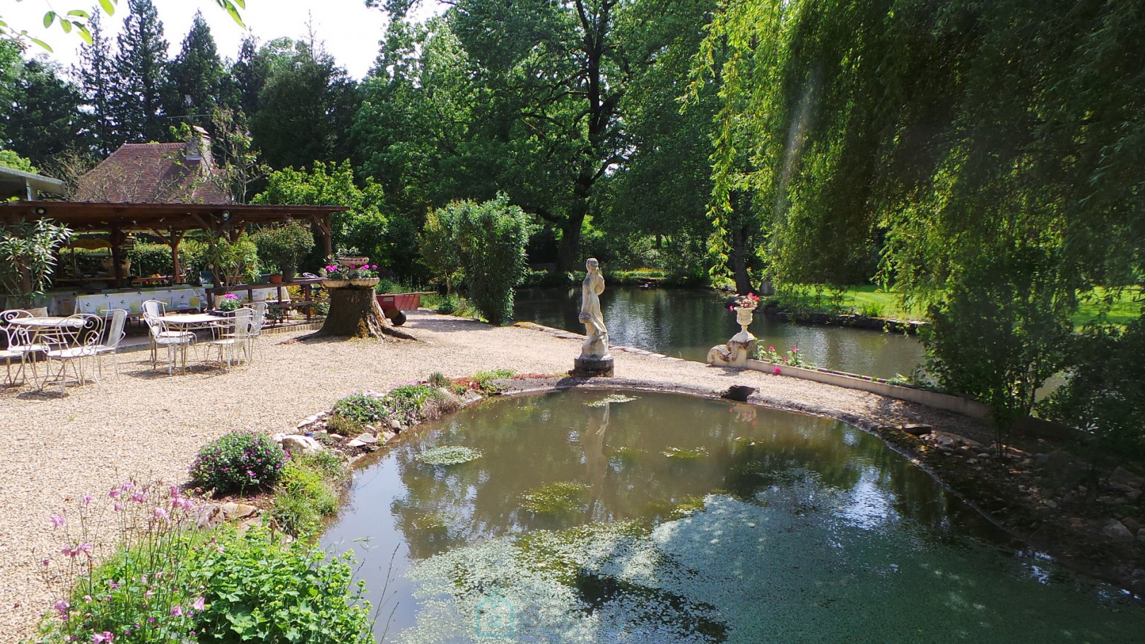 
                                                Vente
                                                 Charmante maison en pierre agrémentée d'un étang et bordée par une rivière. 