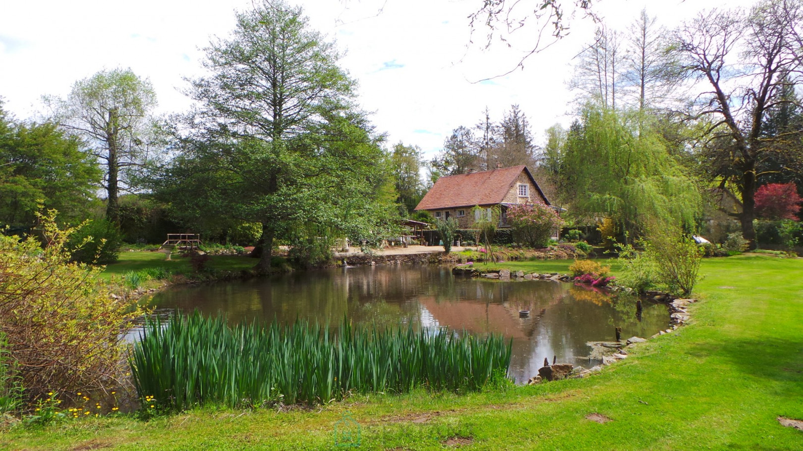 
                                                Vente
                                                 Charmante maison en pierre agrémentée d'un étang et bordée par une rivière. 