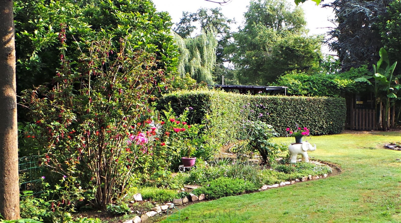 
                                                Vente
                                                 Charmante maison en pierre agrémentée d'un étang et bordée par une rivière. 