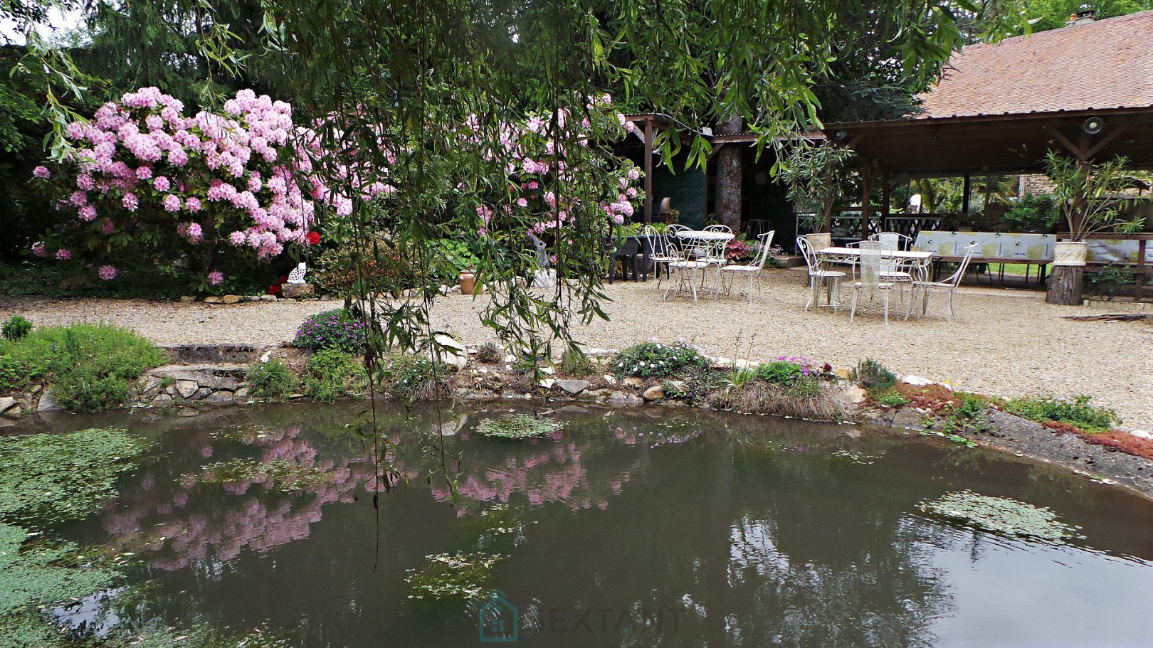 
                                                Vente
                                                 Charmante maison en pierre agrémentée d'un étang et bordée par une rivière. 