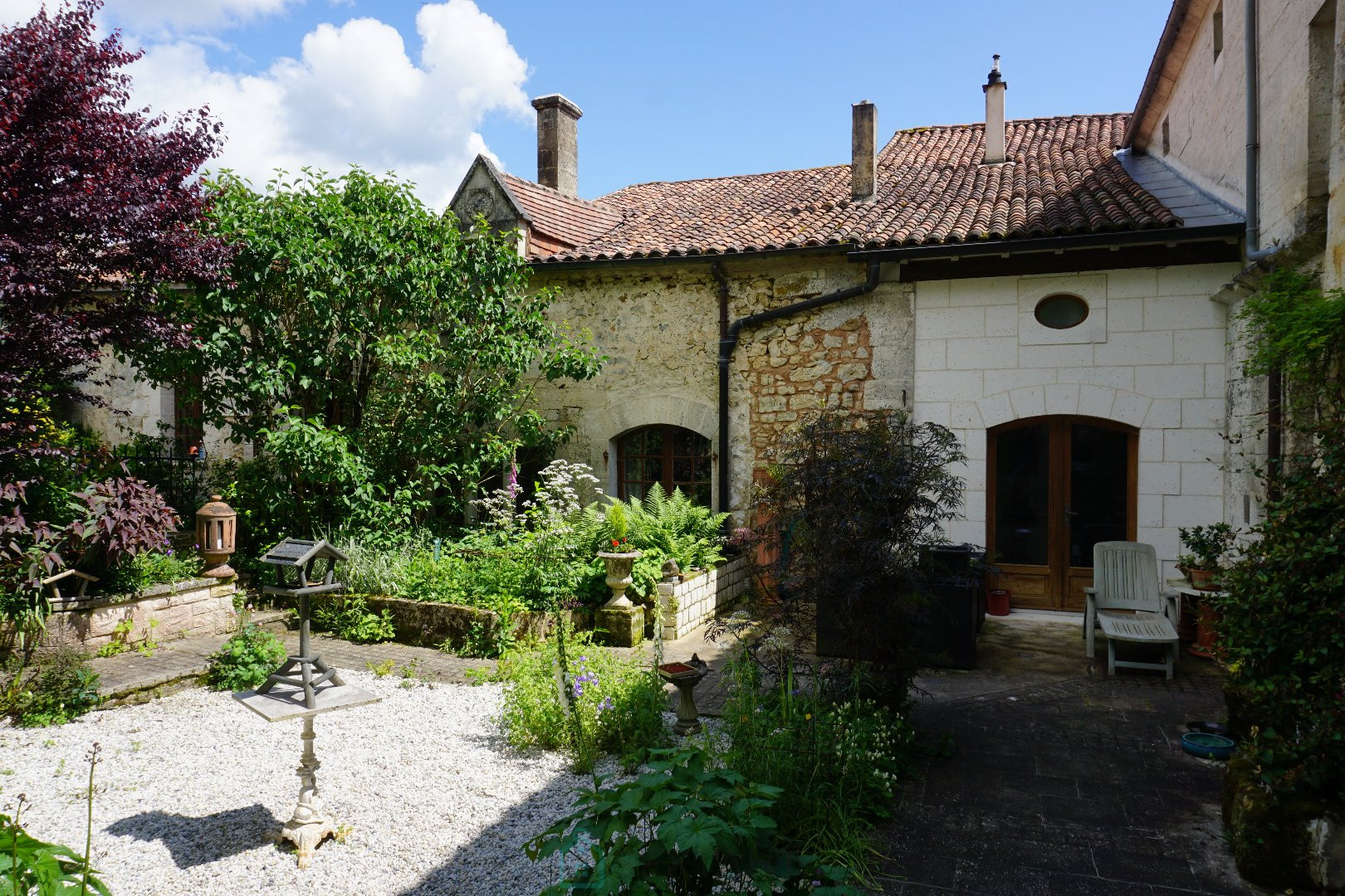 
                                                Vente
                                                 Charmante maison en pierre du XIIIe siècle située dans la vallée de la Nizonne. 