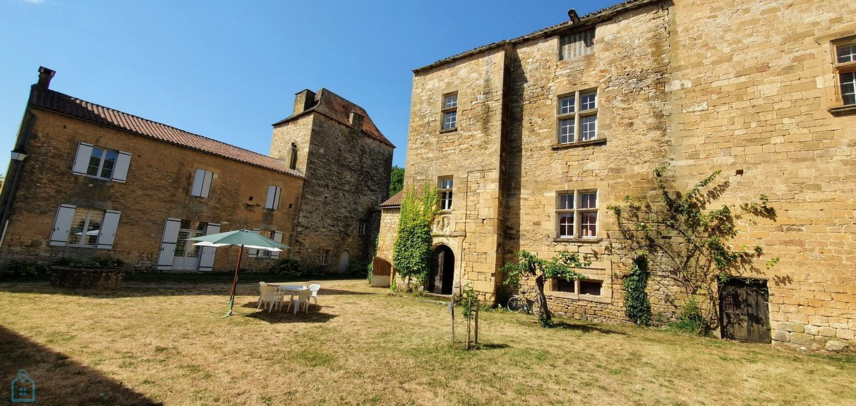 
                                                Vente
                                                 Corp de garde de chateau à 25 Km de Sarlat