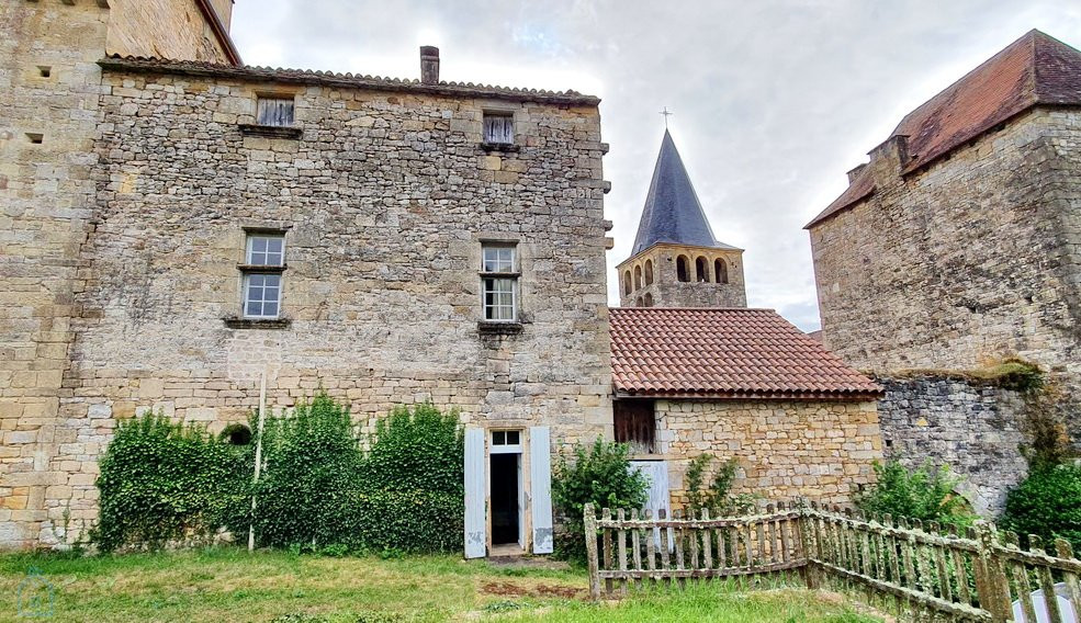 
                                                Vente
                                                 Corp de garde de chateau à 25 Km de Sarlat