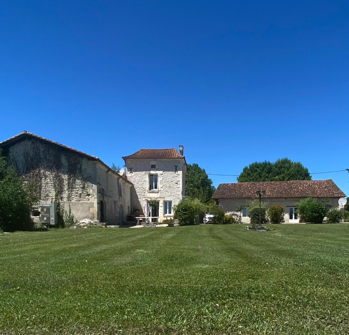 
                                                Vente
                                                 Dans un hameau très calme du Verteillacois, très bel ensemble comprenant 2 maisons très spacieuses, 8 chambres, idéal activité de gites, grange, une piscine et un hectare, vues.