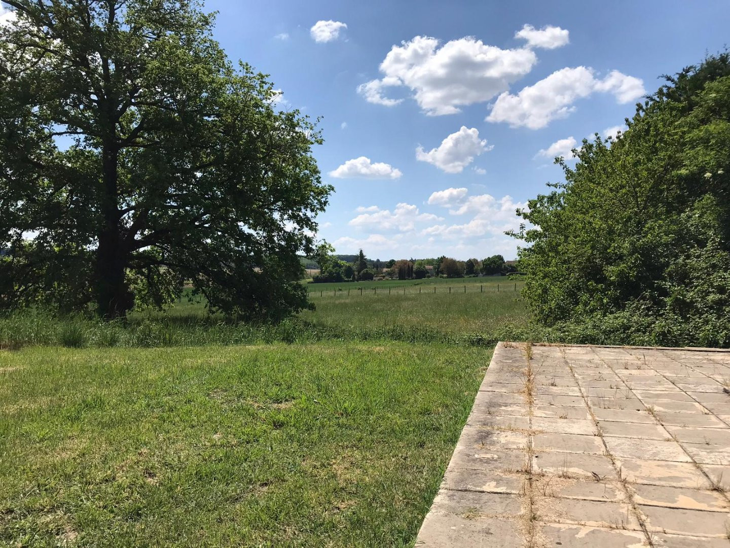 
                                                Vente
                                                 Dans un hameau très calme du Verteillacois, très bel ensemble comprenant 2 maisons très spacieuses, 8 chambres, idéal activité de gites, grange, une piscine et un hectare, vues.