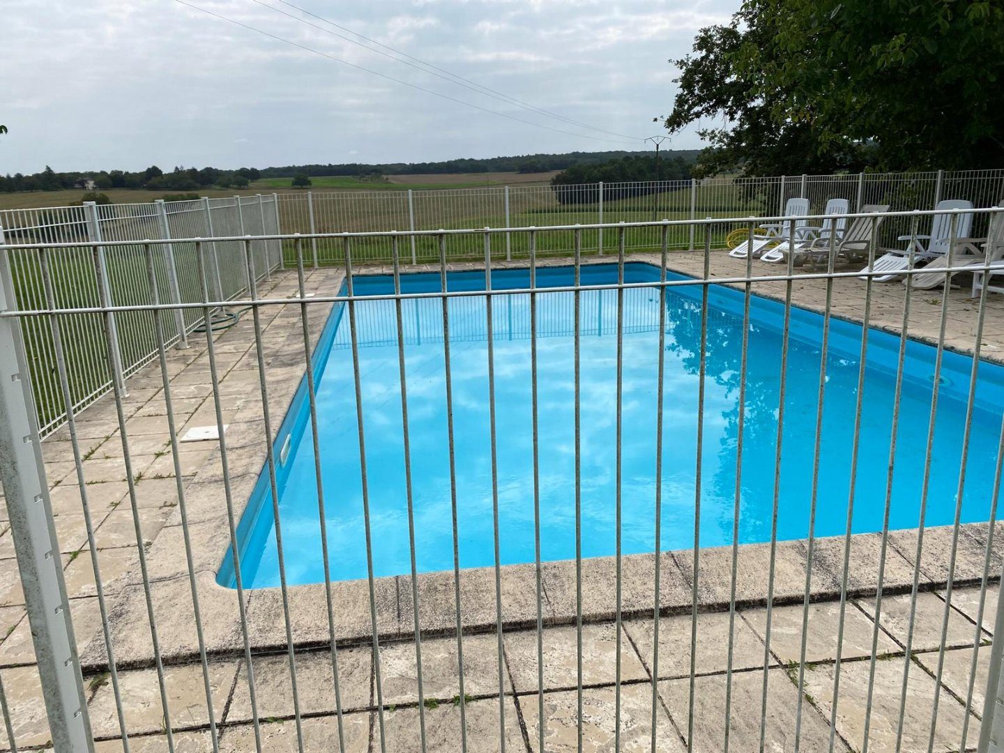 
                                                Vente
                                                 Dans un hameau très calme du Verteillacois, très bel ensemble comprenant 2 maisons très spacieuses, 8 chambres, idéal activité de gites, grange, une piscine et un hectare, vues.