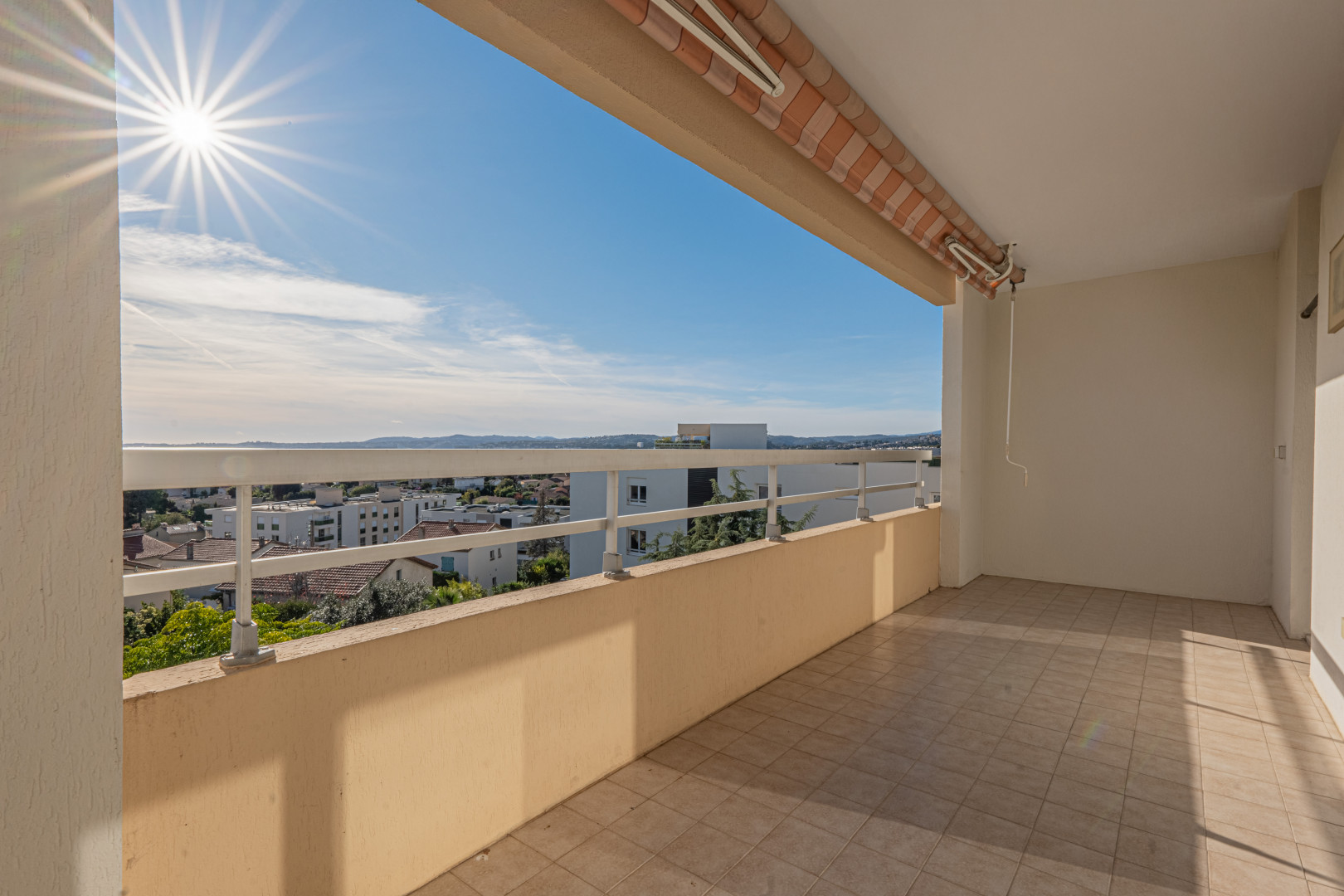 
                                                Vente
                                                 DERNIER ETAGE TRAVERSANT